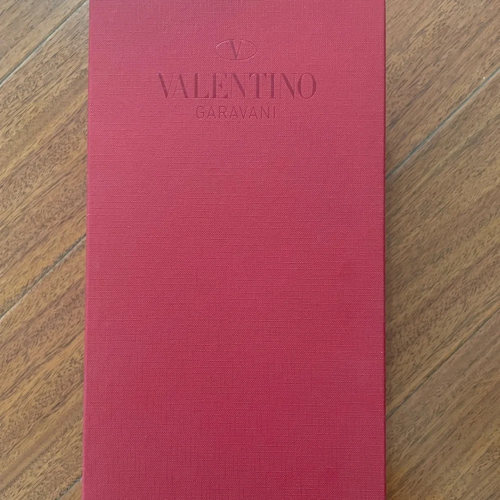 Valentino Garavani PVC flip flops.
Nude, comes with box and dust bag - Picture 6 of 6